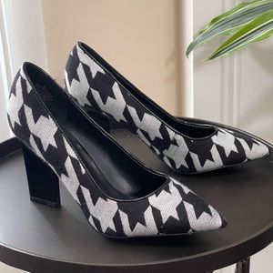 Nine West Black White Herringbone Pumps Heels Sz 6 Patent Leather 3 1/2” Heel